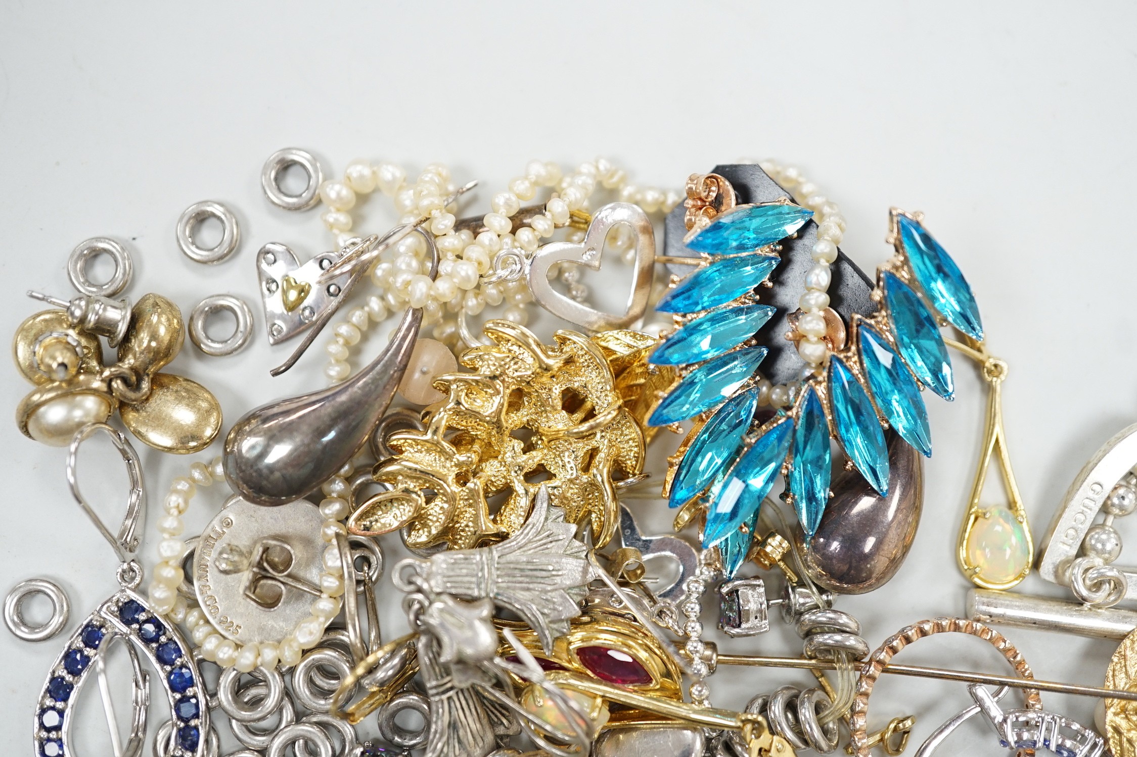 A modern Italian Gucci silver bead bracelet, approx. 18.5cm and a group of sundry minor jewellery.